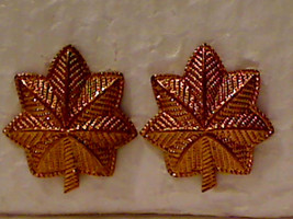 Vintage Used US Army Colonel Gold Oak Leaves Insignia Pair - $5.00