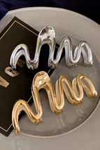 Gold Wave Shaped Plated Alloy Large Hair Clip - $75.82 MXN