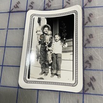 Vintage Photograph 1949 San Antonio Texas Two Kids Holding Ballon Puppet... - €6,97 EUR