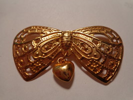 Very Pretty Vintage Gold Bow Pin with a Small Dangling Heart (#1062) - £13.58 GBP
