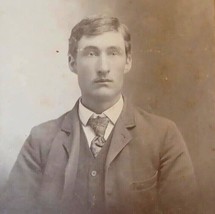 Cabinet Card Photo Dapper Man In Suit Klemestrud Studio Twin Valley Minnesota - £16.40 GBP