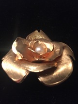 Vintage 60s large Gold Flower with 1 center pearl brooch image 3
