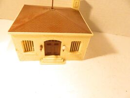 0/027 BUILDING - VINTAGE PLASTICVILLE COTTAGE  KIT - GLUED - VG- SH - $7.95 CAD