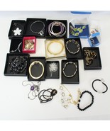 Avon Jewelry Lot of 20 NEW  Necklace Earrings Bracelet Ring Estate Sale - €47,13 EUR
