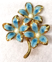 Periwinkle Flower Pin Blue Enamel Cluster Flowers Gold Color Metal 1960s - $11.35