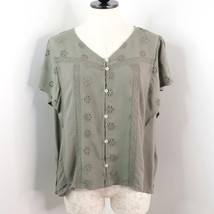 Maurices Women&#39;s L Green Eyelet Rayon Crinkle Flutter Sleeve Buttoned Blouse Top - £8.61 GBP