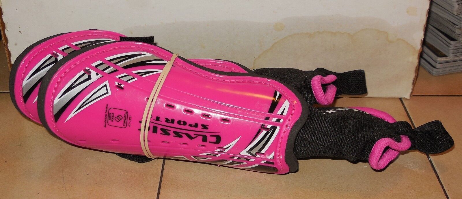 Classic Sports Girls Youth Soccer Shin Guards Size Medium Pink 4&#39;7&quot;-5&#39;3&quot; - $9.98