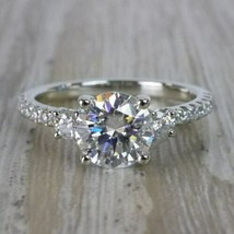 Anillo de compromiso de tres diamantes de talla redonda de 2,50 quilates en... - £198.48 GBP