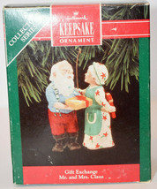Hallmark: Gift Exchange - Mr and Mrs Claus - Series 7th - 1992 Classic Ornament - £10.77 GBP