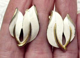 Sarah Coventry Earrings Winter White Leaf Motif Gold Plated Clip On Vtg - £11.83 GBP