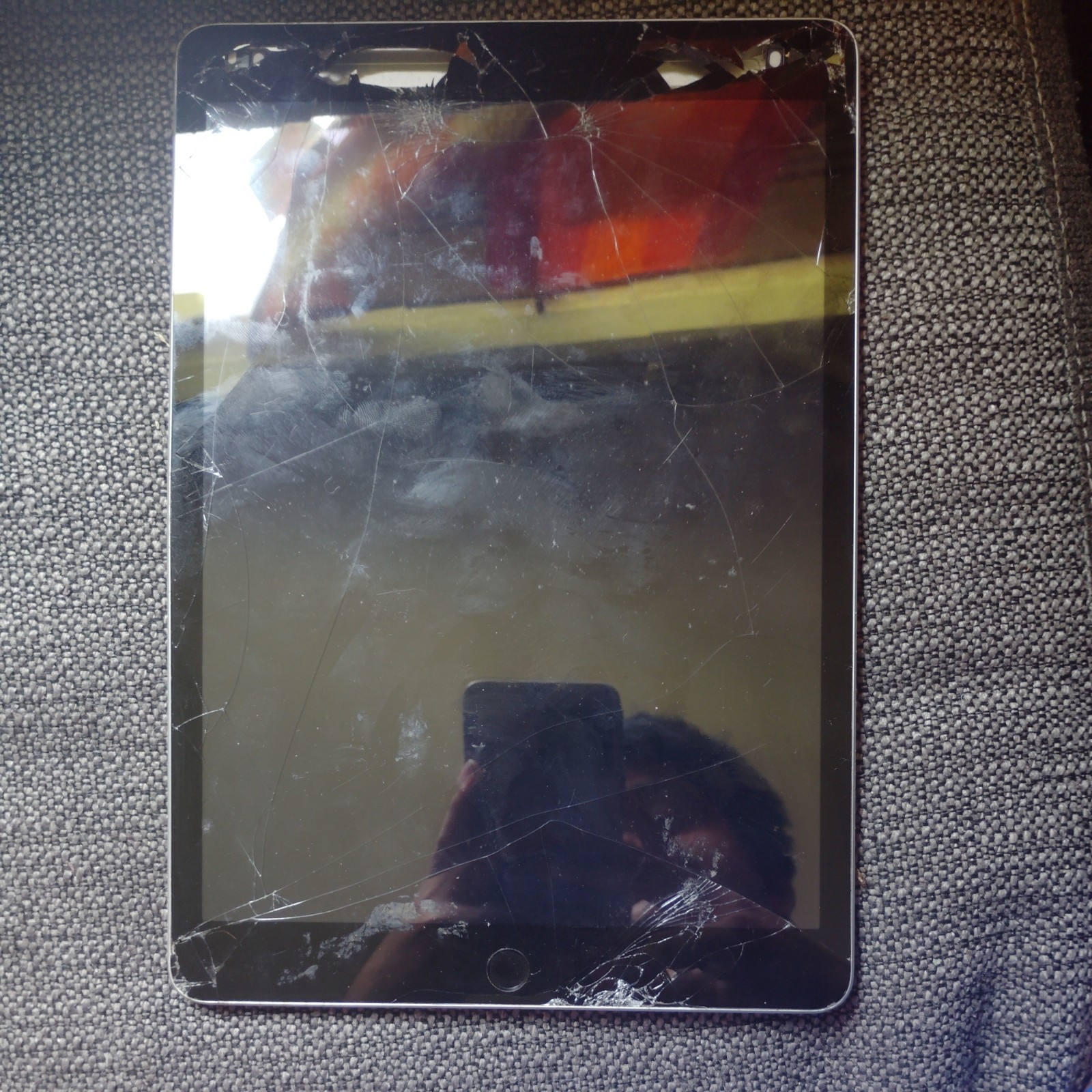 Apple iPad (9th) A2602 64 GB, Wi-Fi, 10.2 in - Space Gray (CRACKED SCREEN) - $6.93