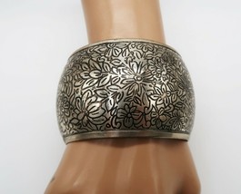 Fun vintage thick silver tone bangle bracelet with floral etched design - £15.98 GBP