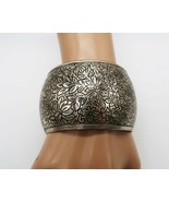 Fun vintage thick silver tone bangle bracelet with floral etched design - €17,53 EUR