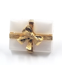 VTG Avon Lucite White Gift Box Gold Tone Ribbon Bow Lapel Pin Christmas Jewelry - £7.90 GBP