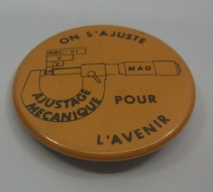 On S&#39;Ajuste Ajustage Mechanique Pour L&#39;Avenir 2.25&quot; Vintage Pinback Pin ... - $3.08