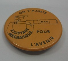 On S&#39;Ajuste Ajustage Mechanique Pour L&#39;Avenir 2.25&quot; Vintage Pinback Pin ... - £2.40 GBP