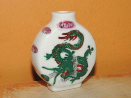 Chinese Porcelain 2.5&quot; Snuff Bottle Dragon perfume famille rose unmarked vintage - £19.77 GBP