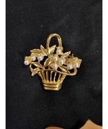Vintage Pin Brooch Basket with Faux Pearls Gold Tone.  Pretty - $389.36 MXN