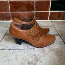 Clarks Ankle Bootie Women 10M Leather Brown Gold Buckles Slip on Shoes  EUC - $440.09 MXN