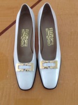 EUC White Ferragamo w/ Gold Buckel Detail Pumps SZ 7.5 AAAA - £78.34 GBP