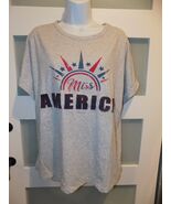 Feeling Festive Miss American SS Gray Tshirt Size M Women&#39;s NEW - €15,80 EUR
