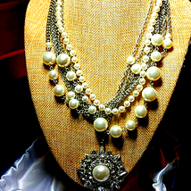 Explicit pearl and rhinestone necklace - £21.67 GBP