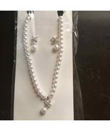 Charlestone faux pearl necklace earrings set - $322.33 MXN