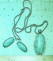 Simulated Turquoise Oval Pendant On Silvertone Chain with Matching Earrings - €11,33 EUR