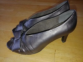 EASY STREET LADIES 3&quot; PUMPS W/OPEN TOE &amp; BOX ON TOP-9M-MANMADE-GENTLY WO... - $11.29