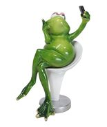 Green Queen Diva Lady Frog Taking Selfie Seated On Salon Chair Figurine 7&quot;H - $418.36 MXN