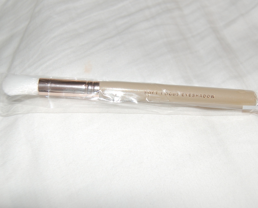 Primary image for Bare Escentuals Soft Focus Eyeshadow Brush New Sealed