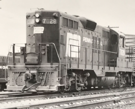 Penn Central Railroad PC #7028 GP9 Electromotive Train B&amp;W Photo Jeanette PA - £7.58 GBP