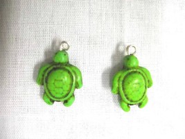 HONU SEA TURTLE GRASS LIME GREEN HOWLITE DANGLING 2 SIDED CHARM DROP EAR... - $5.59 CAD
