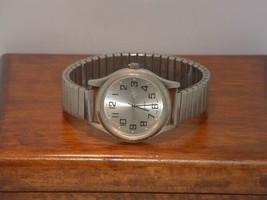 Pre-Owned Men’s Silver Color Stretch Band Analog Watch - $8.91