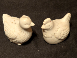 Vintage Hen Rooster Ceramic Salt &amp; Pepper Shaker Set - Farmhouse Country... - $221.06 MXN