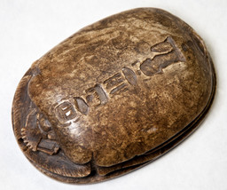 Vintage Egyptian Scarab Beetle 9 oz Paperweight Carved Mottle Brown Stone/Resin - £11.20 GBP