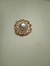VINTAGE CLIP EARRINGS GOLD TONE ROPE CHAIN SURROUND BUTTON W/ LARGE PEARL - $16.00