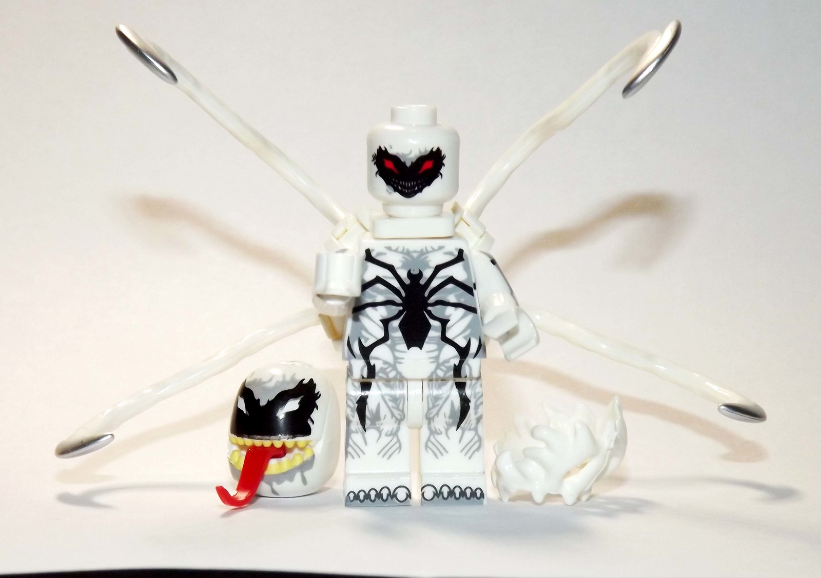 Minifigure Anti-Venom Deluxe Spider-Man  Toys US - $8.28