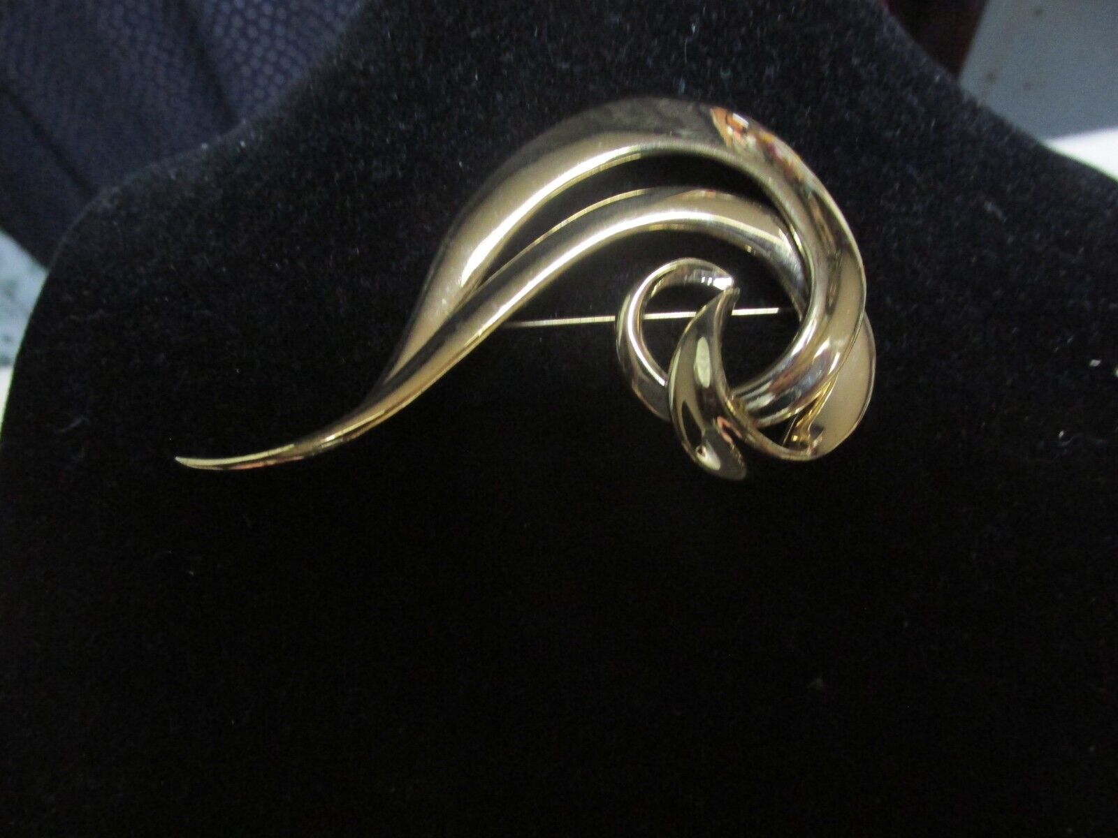 ""GOLD TONE SWIRL WAVE" - VINTAGE BROOCH - AVON - £7.10 GBP