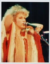 Stevie Nicks 1980&#39;s 8x10 photo in concert pose singing into mike on stage - £7.44 GBP
