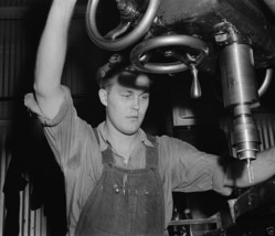 New 8x10 Photo - German-American war factory worker Chicago Illinois 1942 - £7.04 GBP