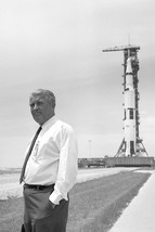 Wernher Von Braun In Front Of The Apollo 11 Saturn V 4X6 Nasa Photo Reprint - £6.28 GBP