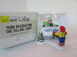 Dept 56 51349 Kids Decorating the Village Sign Accessary Snow Village   D1 - $176.14 MXN