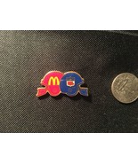 1986 MCDONALD&#39;S EMPLOYEE LAPEL PIN NFL RED AND BLUE HELMETS - $16.66 CAD