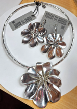 Robert Lee Morris Silver-tone Flower Pendant Choker Necklace &amp; Earrings NWT - $84.15