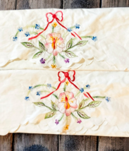 Set of 2 Vtg Embroidered Floral Linen Pillowcase Covers Dainty Scalloped Edge image 5