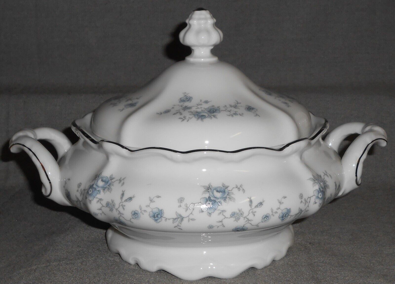 Johann Haviland BLUE GARLAND PATTERN 1 1/2 quart CASSEROLE w/LID Germany - $49.49