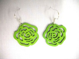 SMALL SIZE GRASS GREEN CUT OUT OPEN ROSE FLOWER WOODEN CHARM DROP EARRINGS - $5.59 CAD