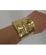 TEXTURED METAL CUFF BRACELET GOLD COLOR FASHION JEWELRY ADJUSTABLE BOLDS... - £11.00 GBP