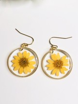Daisy Flower Earrings Floral Design Resin Gold Frame New - £9.22 GBP